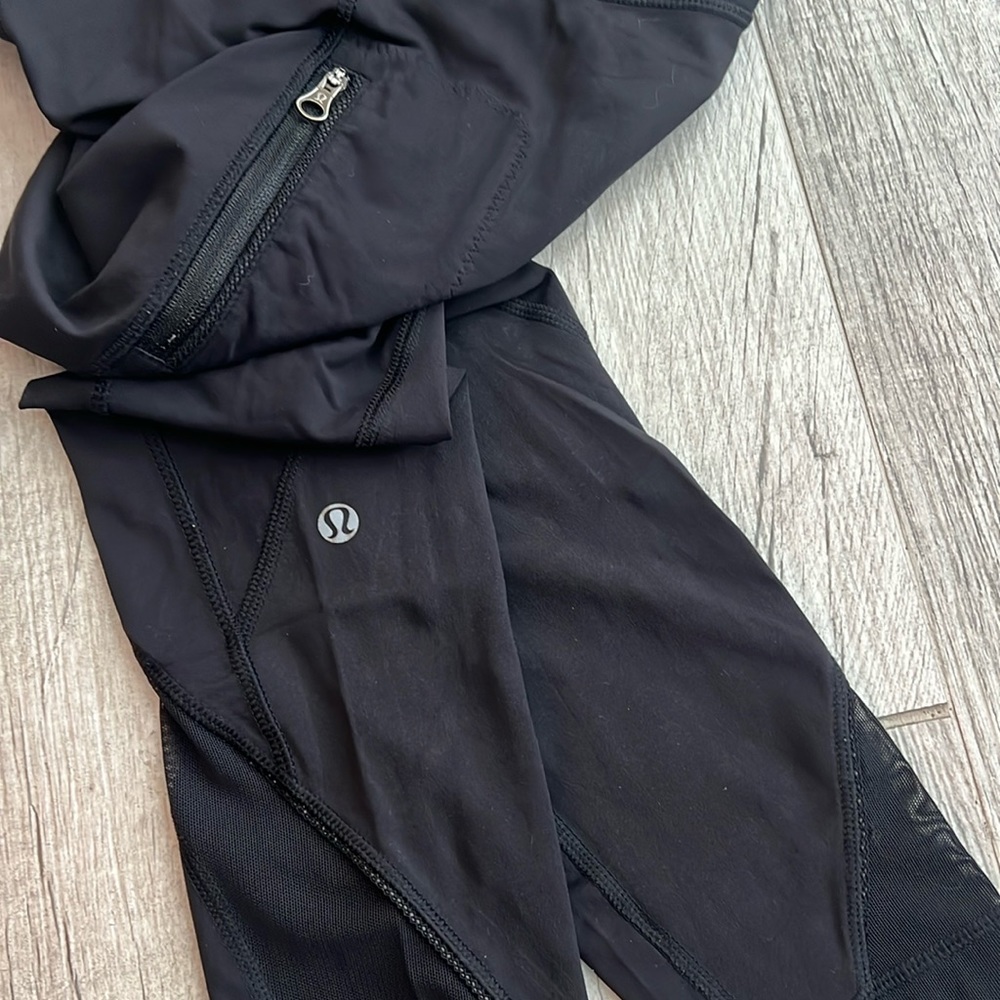 Lululemon Athletica Cropped Leggings Black Mesh Panels Zippered Pockets Size 4